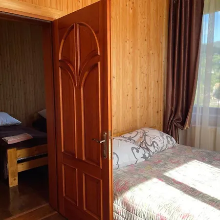 старе подвір'я Frühstückspension Werchowyna