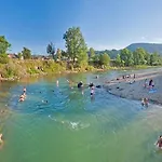 старе подвір'я Bed & Breakfast Verkhovyna