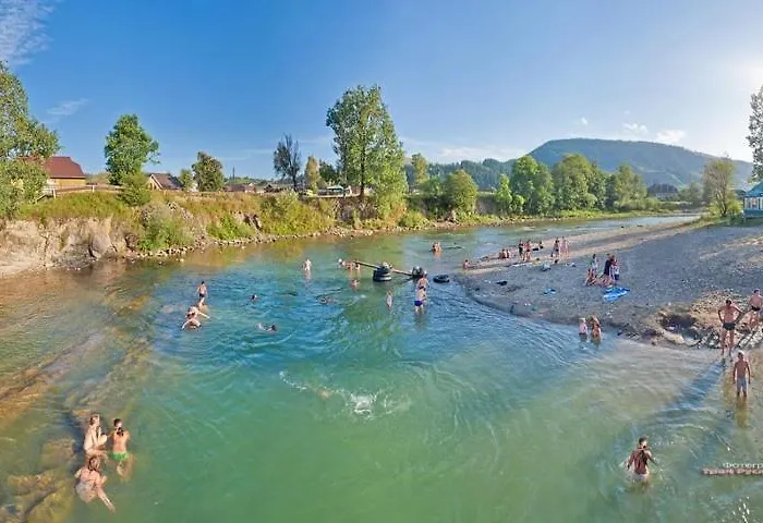 старе подвір'я Bed & Breakfast Verkhovyna